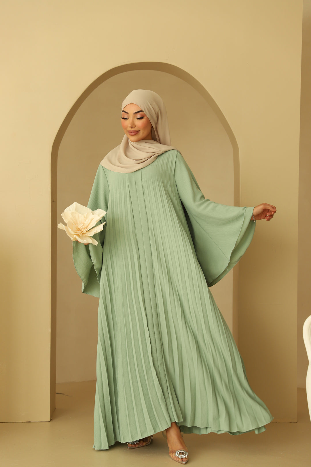 Bloom Plissee Abaya mit Trompetenärmeln in Mint