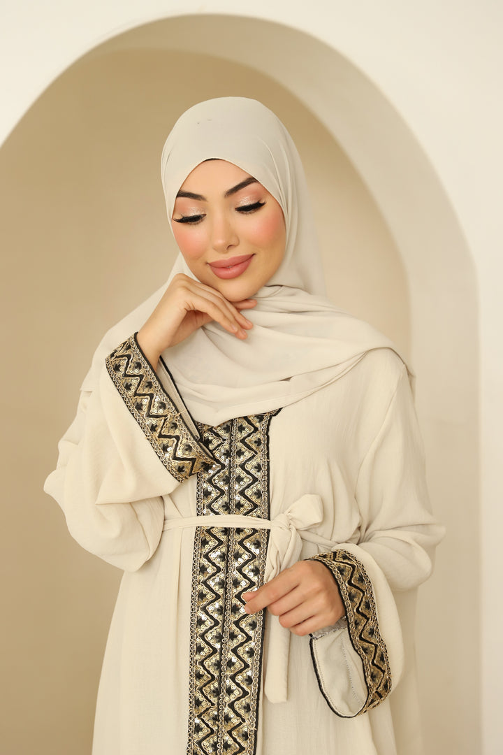 Dila Abaya mit goldenen Details in Beige