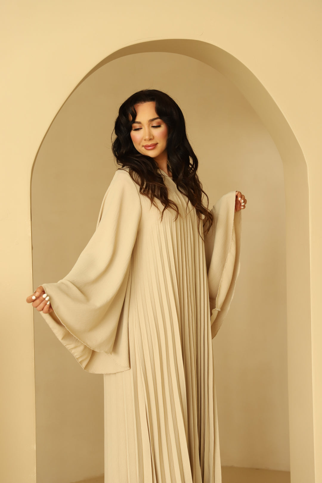 Bloom Plissee Abaya mit Trompetenärmeln in Beige