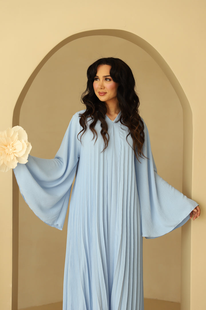 Bloom Plissee Abaya mit Trompetenärmeln in Babyblau