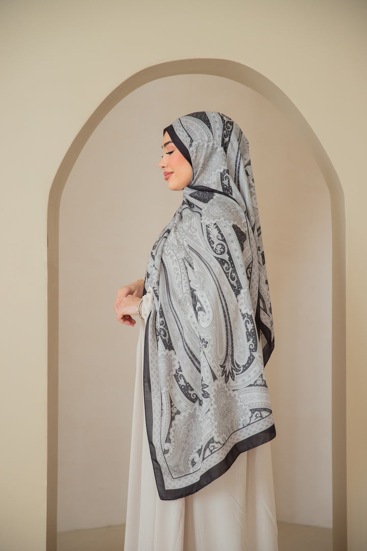 Soft Bohéme Hijab in Noir Elegance