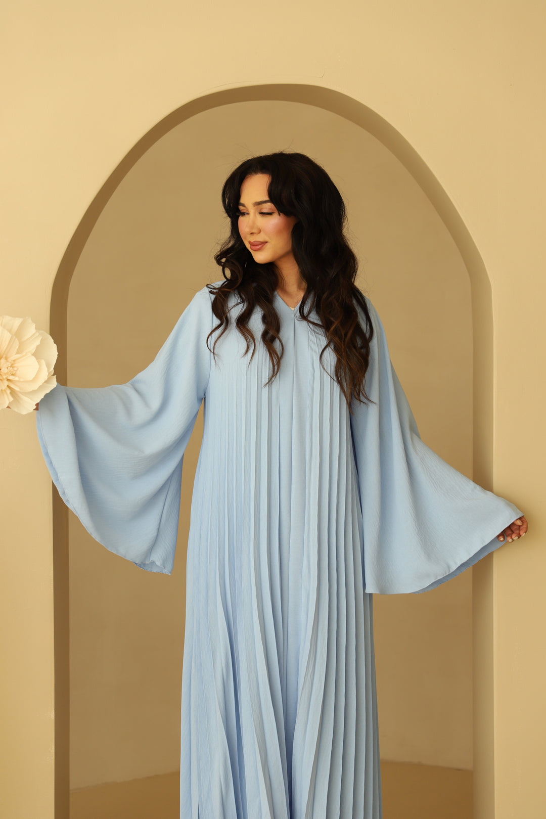 Bloom Plissee Abaya mit Trompetenärmeln in Babyblau