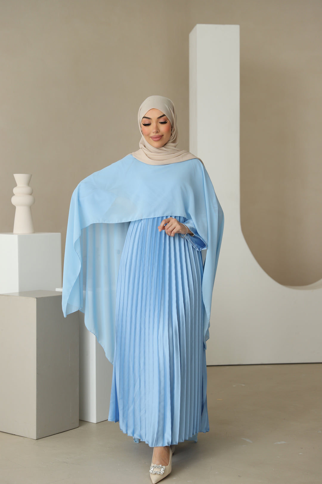 Dunya Plissee Abaya mit Cape in Blau