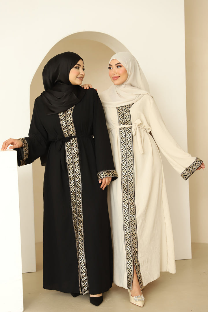 Dila Abaya mit goldenen Details in Beige