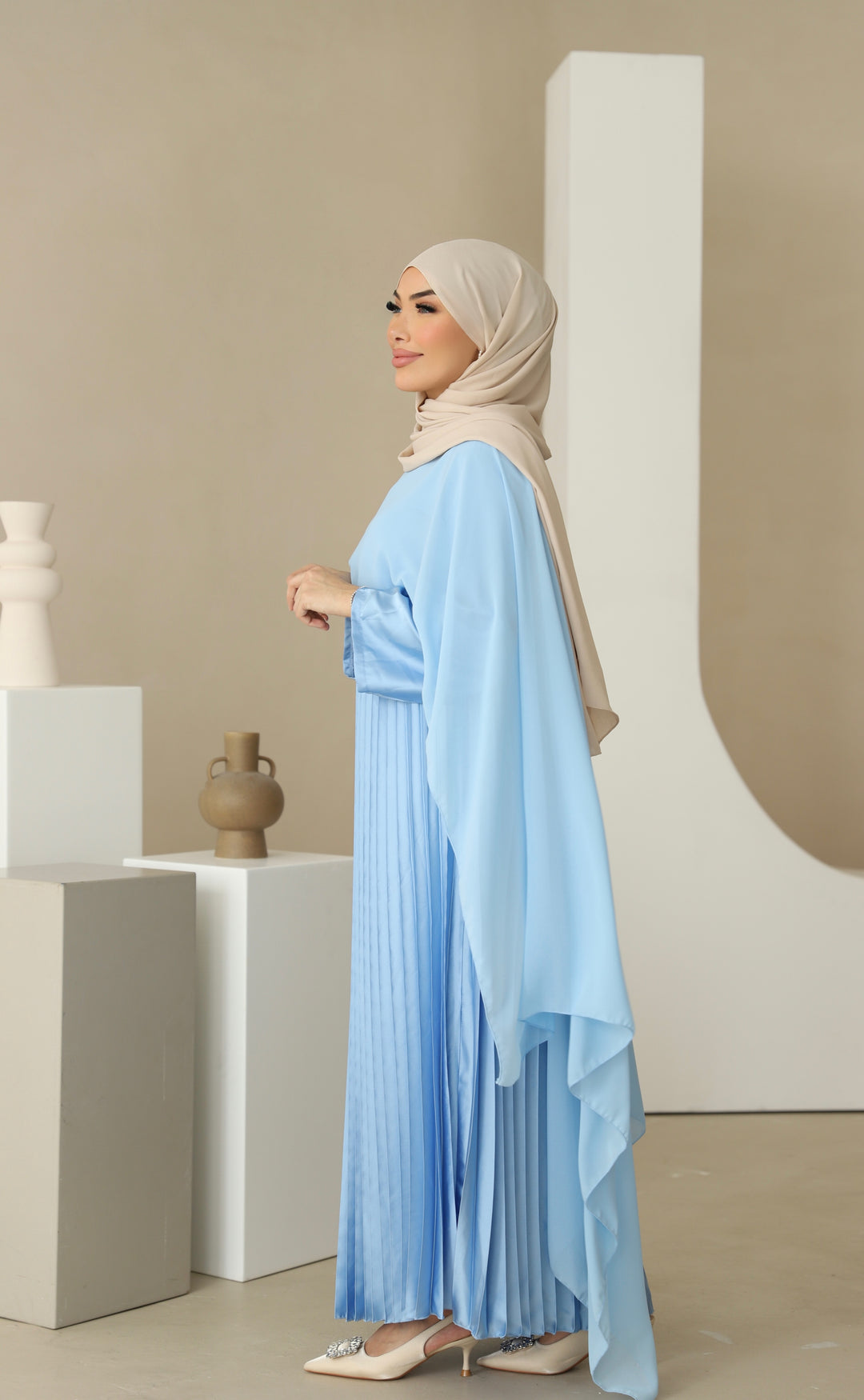 Dunya Plissee Abaya mit Cape in Blau