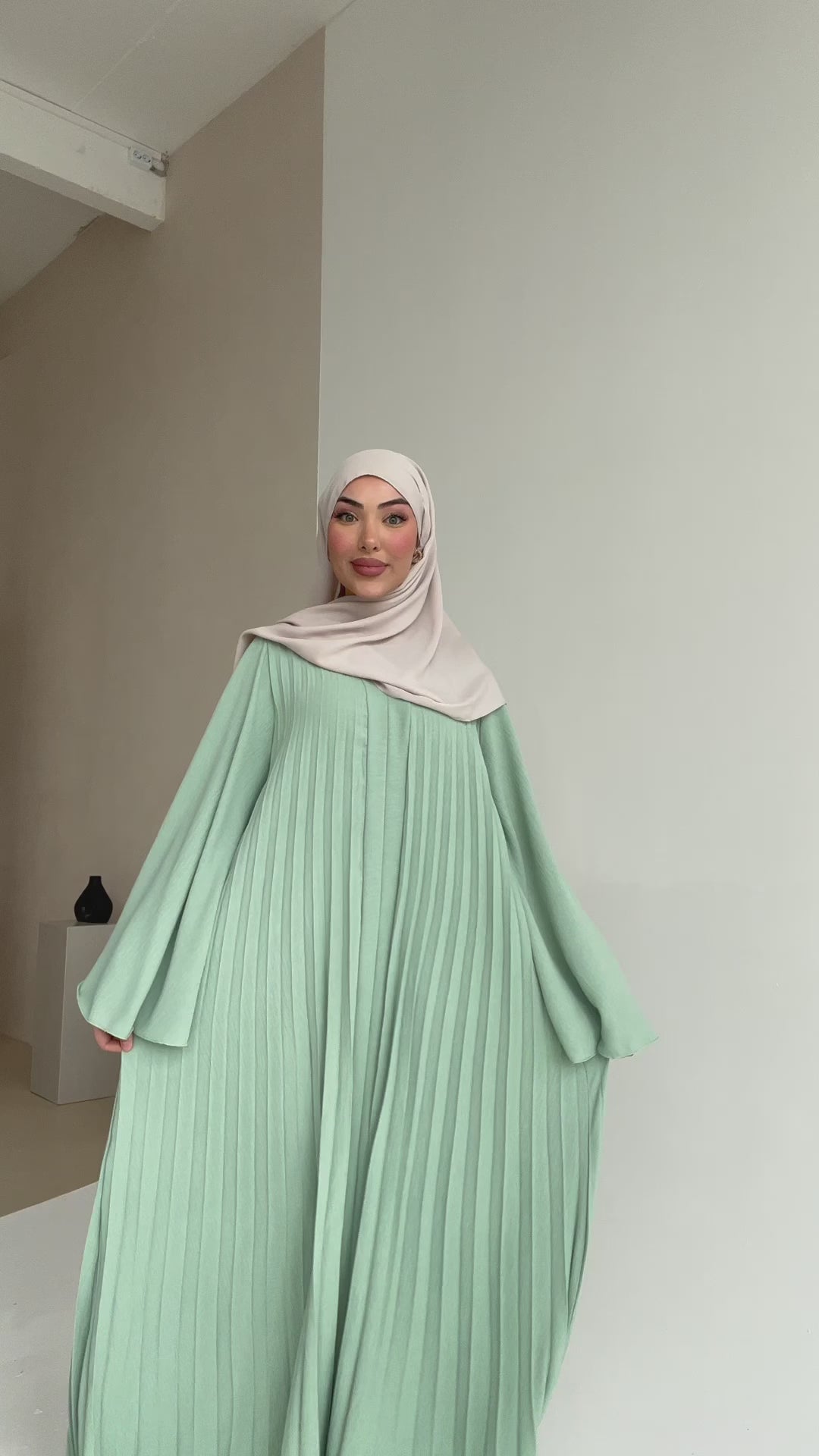 Bloom Plissee Abaya mit Trompetenärmeln in Mint