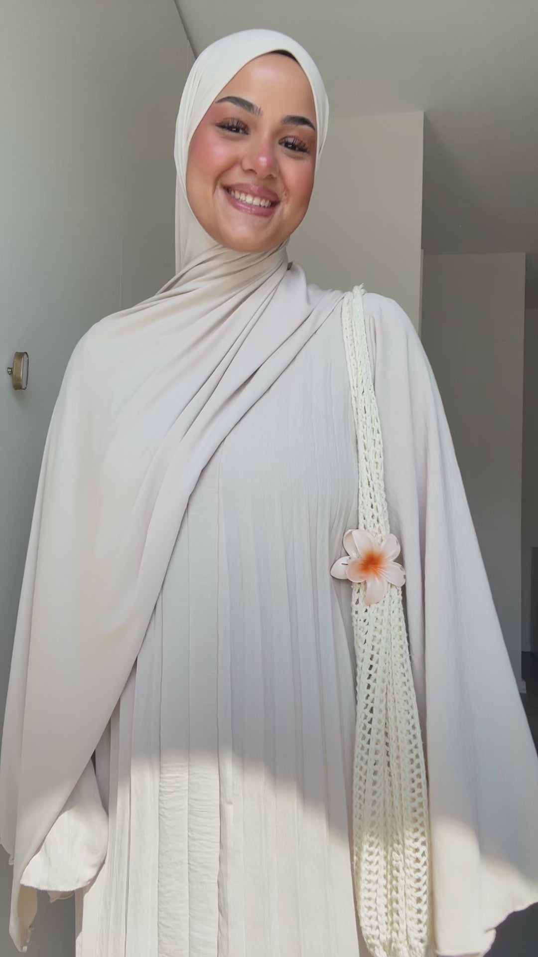 Bloom Plissee Abaya mit Trompetenärmeln in Beige