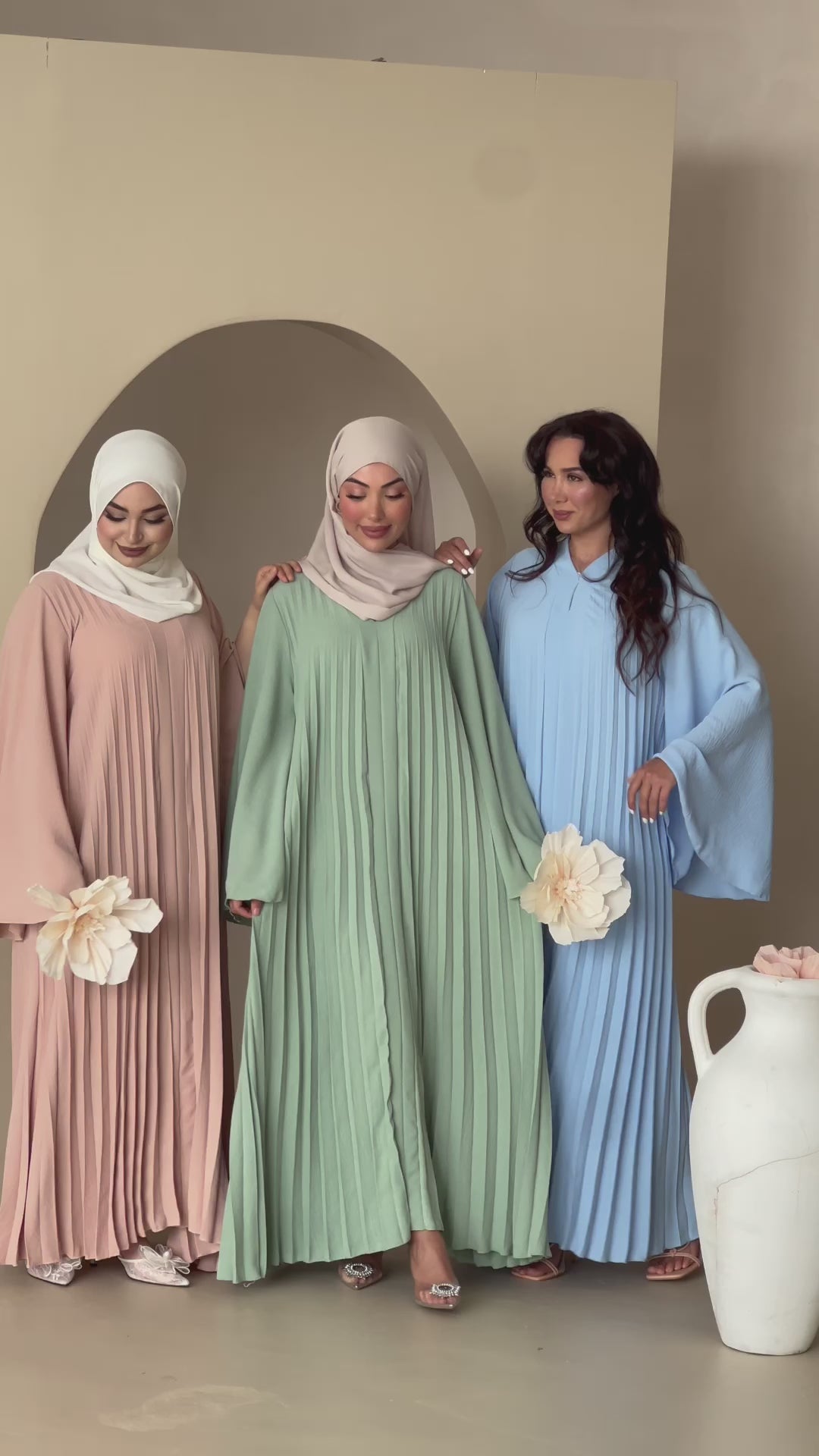 Bloom Plissee Abaya mit Trompetenärmeln in Mint